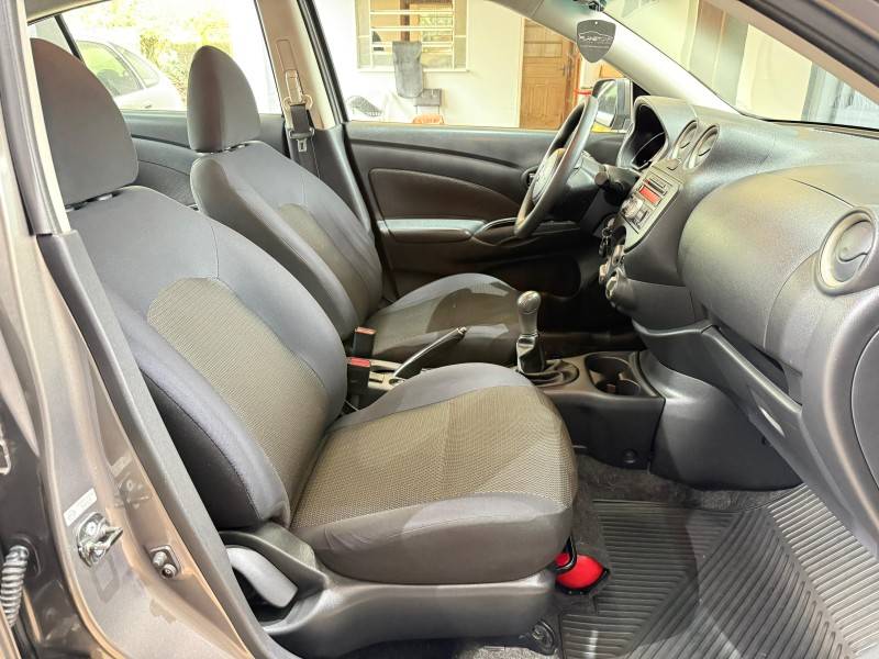 NISSAN - VERSA - 2012/2013 - Cinza - R$ 42.000,00
