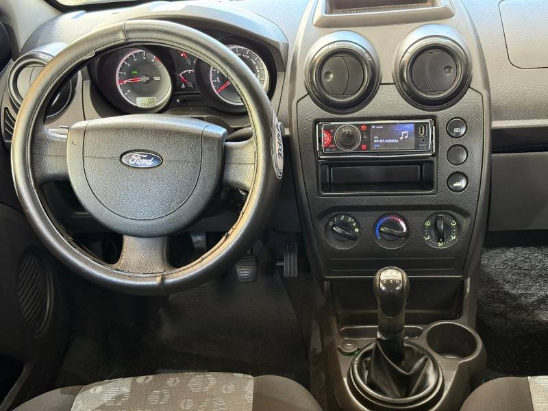 FORD - FIESTA - 2013/2014 - Preta - R$ 24.000,00