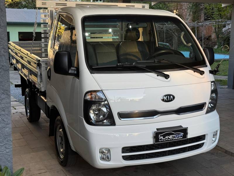 KIA MOTORS - BONGO - 2015/2016 - Branca - R$ 105.000,00
