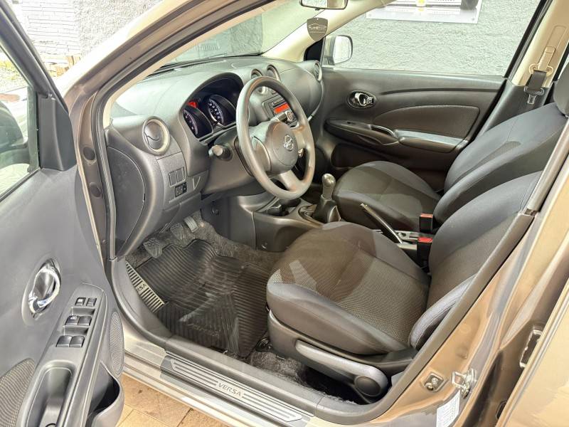 NISSAN - VERSA - 2012/2013 - Cinza - R$ 42.000,00