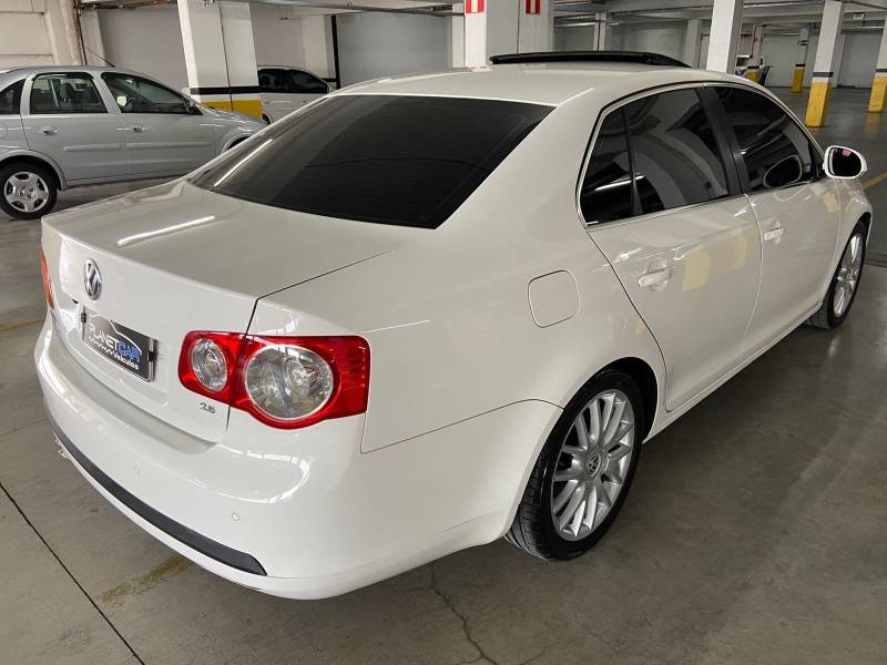 VOLKSWAGEN - JETTA - 2008/2009 - Branca - R$ 53.000,00