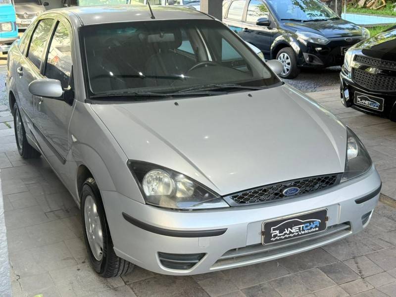 FORD - FOCUS - 2005/2005 - Prata - R$ 18.900,00