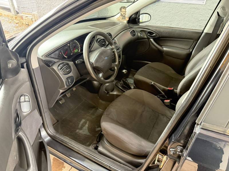 FORD - FOCUS - 2008/2009 - Preta - R$ 27.900,00