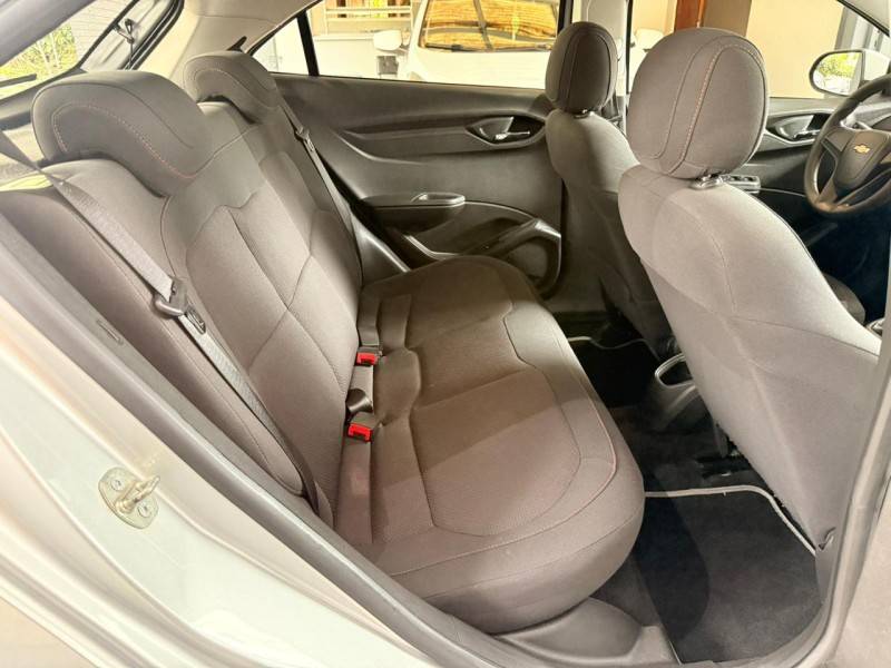 CHEVROLET - ONIX - 2015/2015 - Prata - R$ 52.900,00