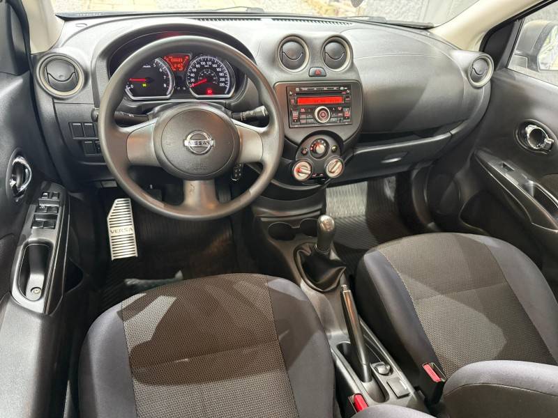 NISSAN - VERSA - 2012/2013 - Cinza - R$ 42.000,00