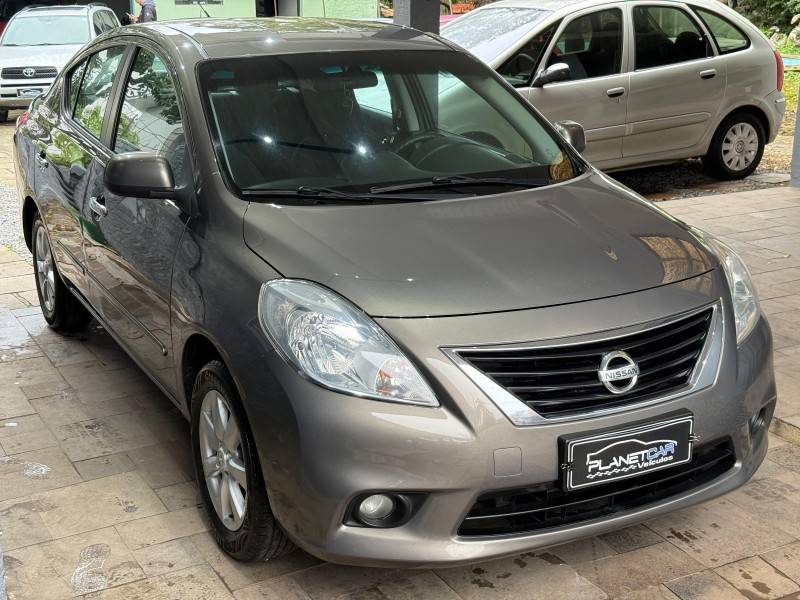 NISSAN - VERSA - 2012/2013 - Cinza - R$ 42.000,00