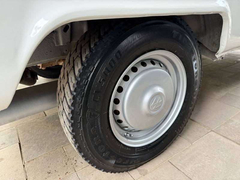 VOLKSWAGEN - KOMBI - 2013/2014 - Branca - R$ 55.000,00