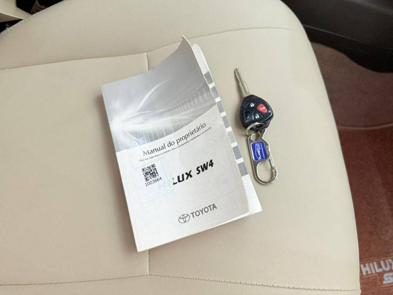 TOYOTA - HILUX SW4 - 2012/2012 - Prata - R$ 104.900,00