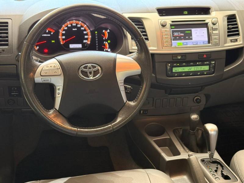 TOYOTA - HILUX - 2013/2013 - Prata - R$ 132.900,00