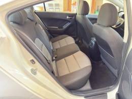 KIA MOTORS - CERATO - 2013/2014 - Branca - R$ 68.000,00