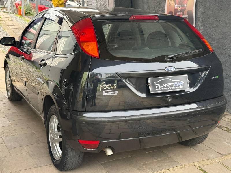 FORD - FOCUS - 2008/2009 - Preta - R$ 27.500,00