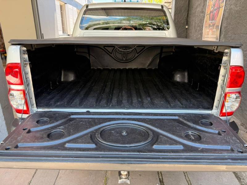 TOYOTA - HILUX - 2013/2013 - Prata - R$ 132.900,00