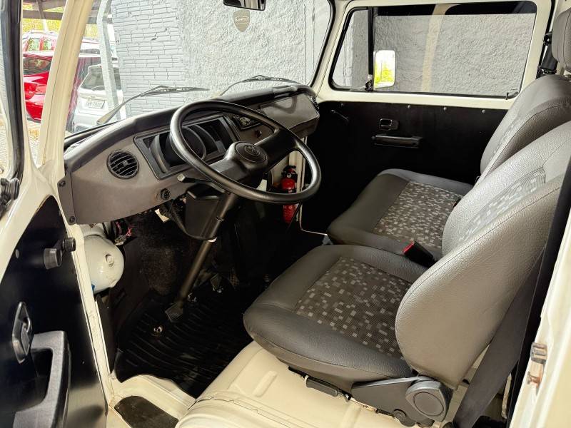 VOLKSWAGEN - KOMBI - 2013/2014 - Branca - R$ 55.000,00