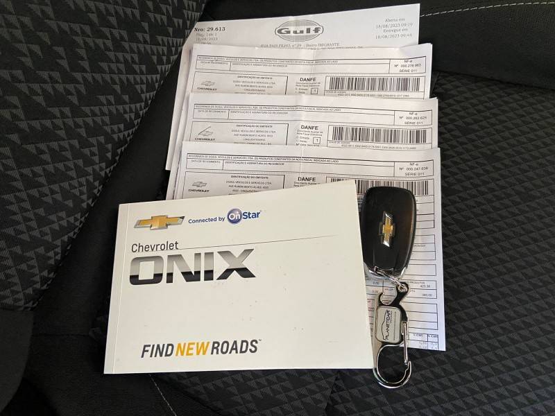 CHEVROLET - ONIX - 2021/2021 - Branca - R$ 80.000,00