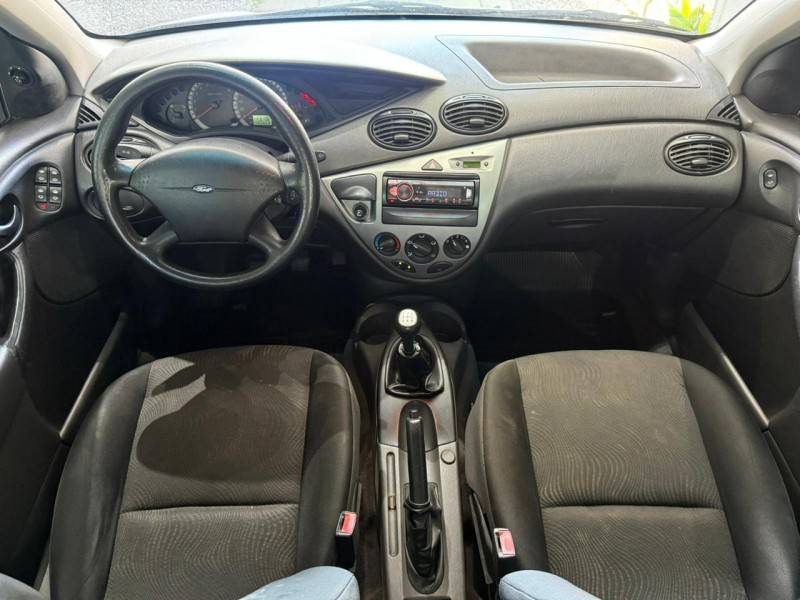 FORD - FOCUS - 2005/2005 - Prata - R$ 18.900,00