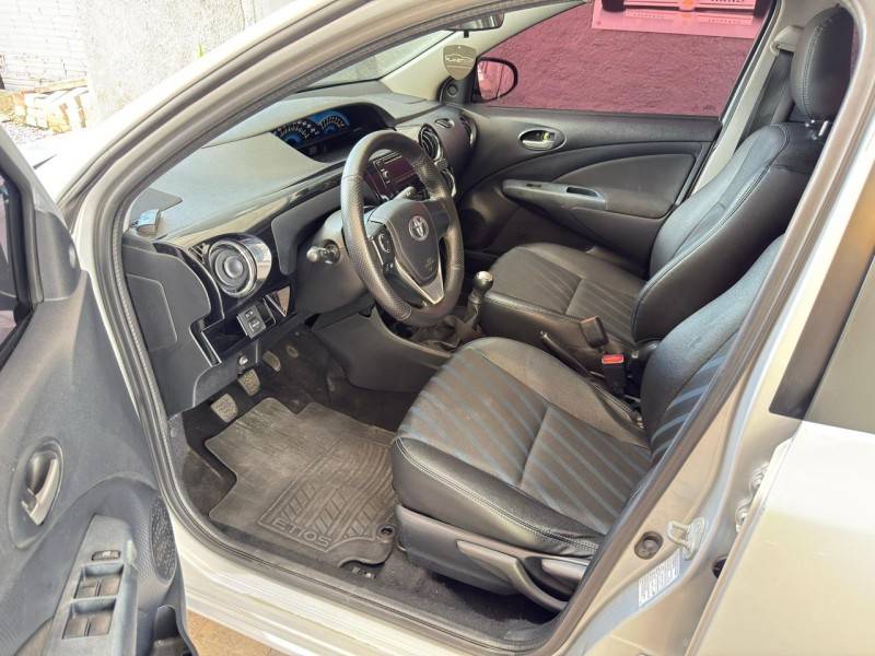 TOYOTA - ETIOS - 2014/2014 - Prata - R$ 40.000,00