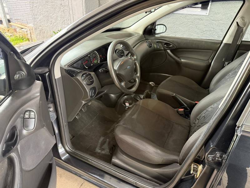 FORD - FOCUS - 2008/2009 - Preta - R$ 27.500,00