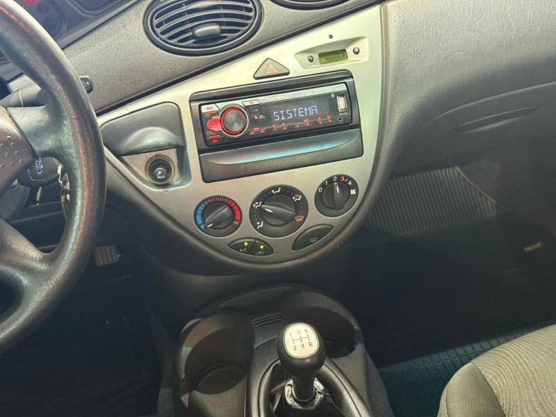 FORD - FOCUS - 2005/2005 - Prata - R$ 18.900,00