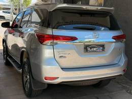 TOYOTA - HILUX SW4 - 2016/2016 - Prata - R$ 206.000,00