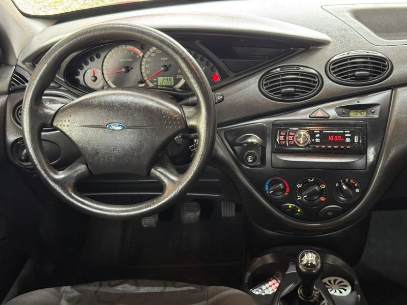 FORD - FOCUS - 2008/2009 - Preta - R$ 27.500,00