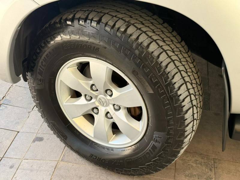 TOYOTA - HILUX - 2013/2013 - Prata - R$ 132.900,00