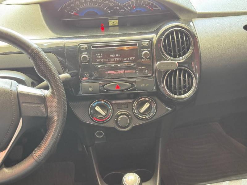 TOYOTA - ETIOS - 2014/2014 - Prata - R$ 40.000,00