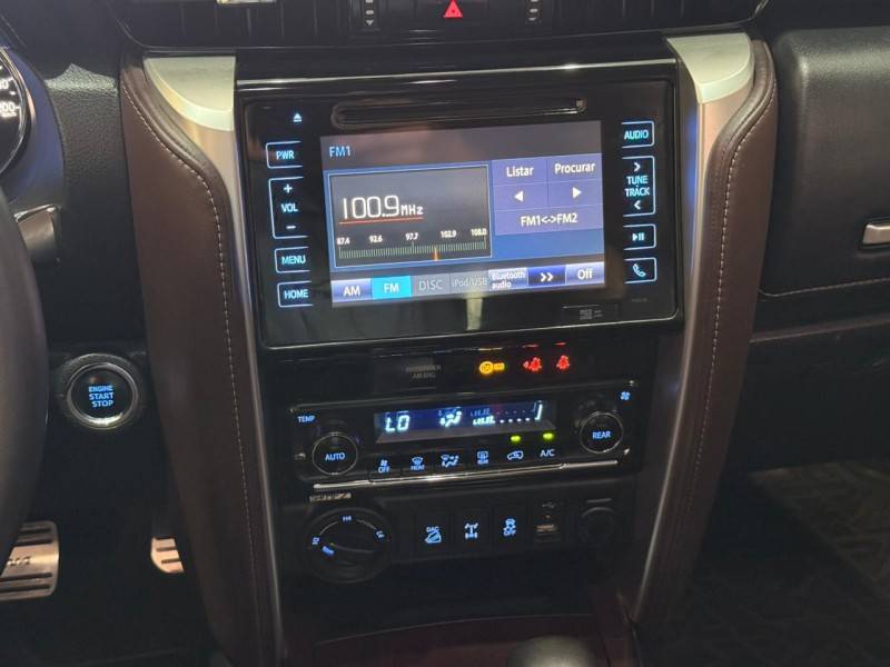 TOYOTA - HILUX SW4 - 2016/2016 - Prata - R$ 206.000,00