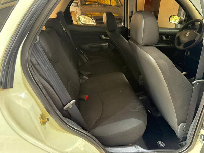 FIAT - PALIO - 2005/2006 - Branca - R$ 19.900,00